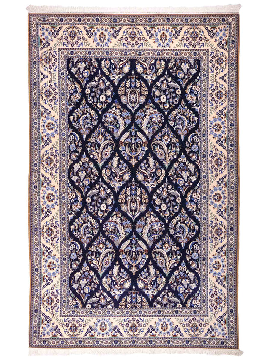 Handgeknüpfter Nain 6La Perserteppich von Khademi aus Wolle mit Seide, navy-blau-weiß. Persischer Orientteppich mit Allover-Motiv. Von Hand geknüpft in Iran / Persien. Größe: 254 cm x 160 cm. Teppichnummer: SB3-1076 | Jupiter Intl.