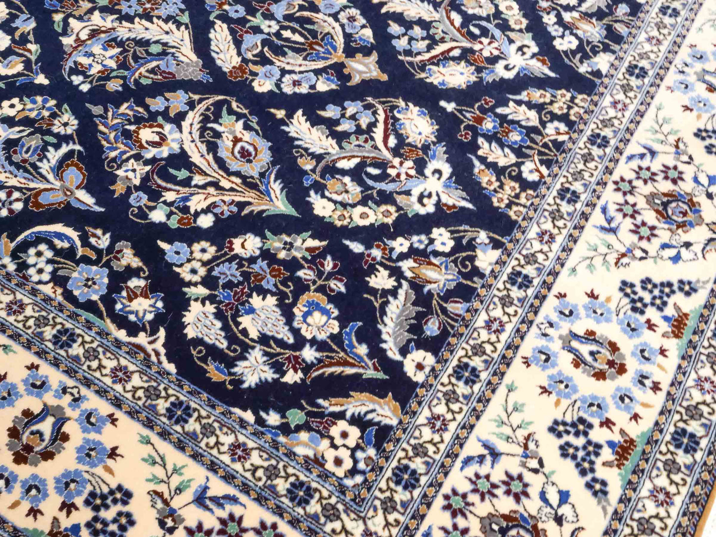 Handgeknüpfter Nain 6La Perserteppich von Khademi aus Wolle mit Seide, navy-blau-weiß. Persischer Orientteppich mit Allover-Motiv. Von Hand geknüpft in Iran / Persien. Größe: 254 cm x 160 cm. Teppichnummer: SB3-1076 | Jupiter Intl.