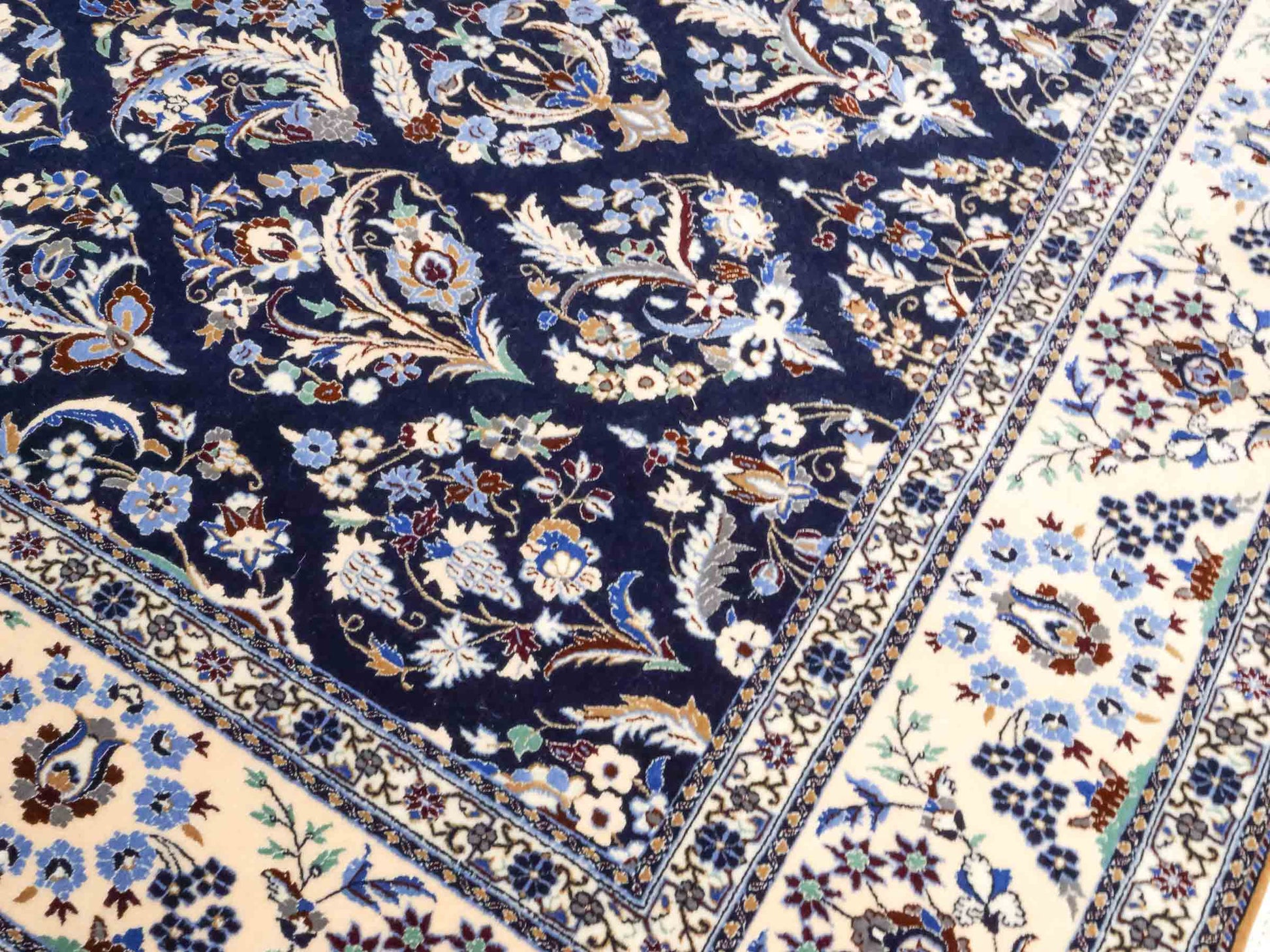 Handgeknüpfter Nain 6La Perserteppich von Khademi aus Wolle mit Seide, navy-blau-weiß. Persischer Orientteppich mit Allover-Motiv. Von Hand geknüpft in Iran / Persien. Größe: 254 cm x 160 cm. Teppichnummer: SB3-1076 | Jupiter Intl.