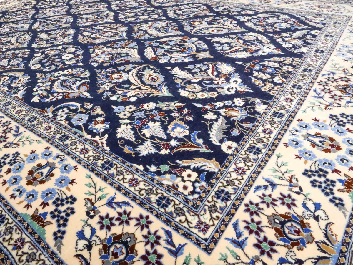Handgeknüpfter Nain 6La Perserteppich von Khademi aus Wolle mit Seide, navy-blau-weiß. Persischer Orientteppich mit Allover-Motiv. Von Hand geknüpft in Iran / Persien. Größe: 254 cm x 160 cm. Teppichnummer: SB3-1076 | Jupiter Intl.