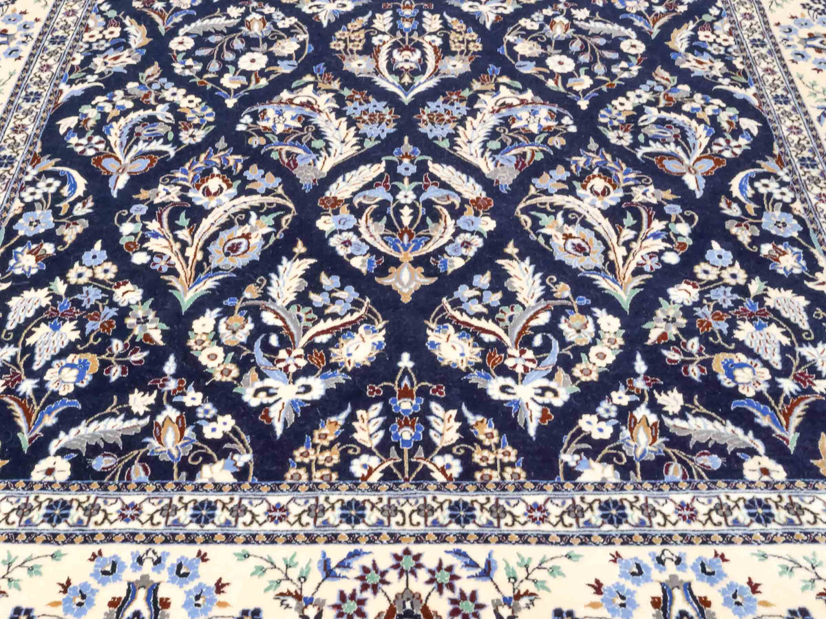 Handgeknüpfter Nain 6La Perserteppich von Khademi aus Wolle mit Seide, navy-blau-weiß. Persischer Orientteppich mit Allover-Motiv. Von Hand geknüpft in Iran / Persien. Größe: 254 cm x 160 cm. Teppichnummer: SB3-1076 | Jupiter Intl.