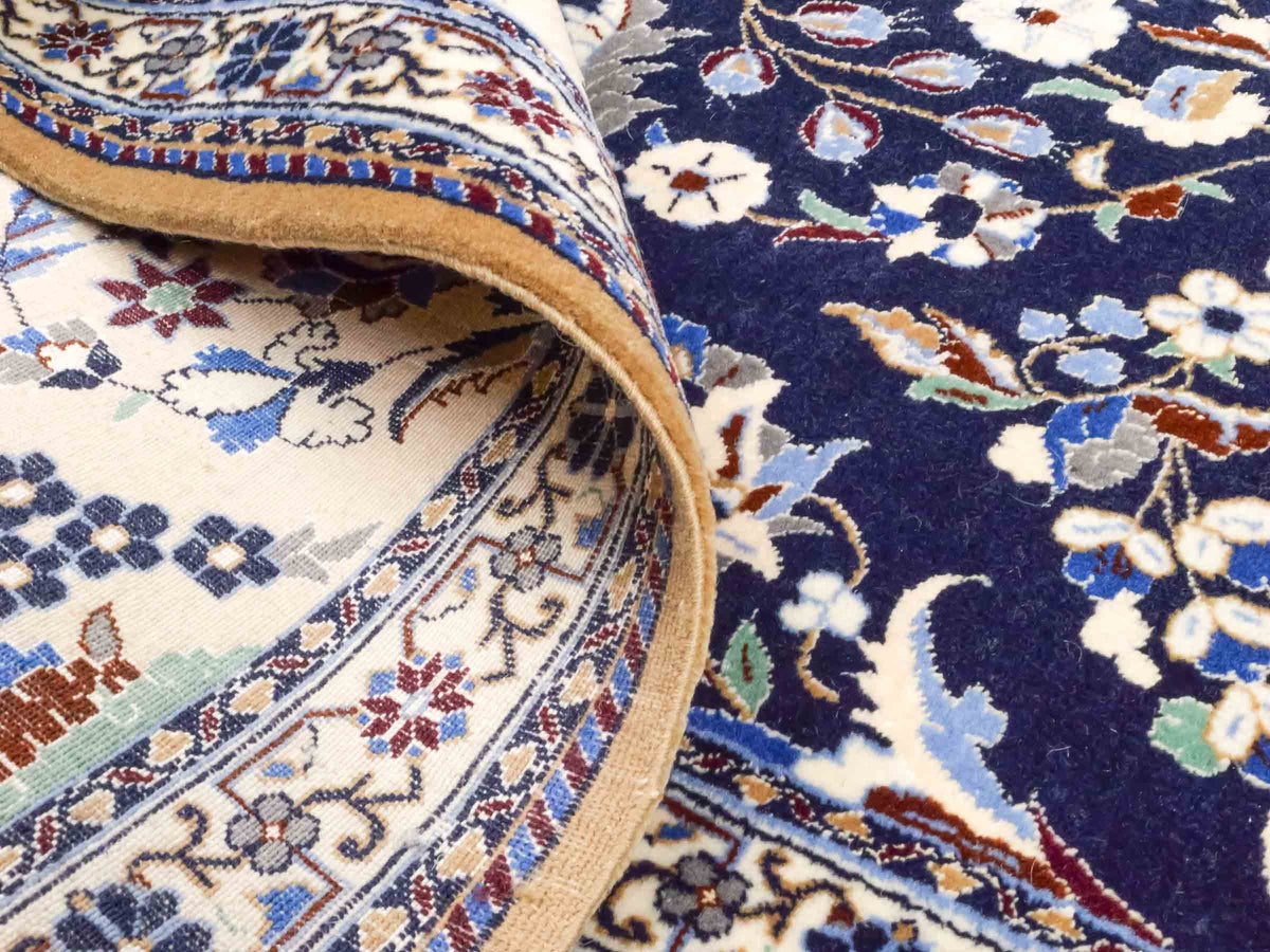 Handgeknüpfter Nain 6La Perserteppich von Khademi aus Wolle mit Seide, navy-blau-weiß. Persischer Orientteppich mit Allover-Motiv. Von Hand geknüpft in Iran / Persien. Größe: 254 cm x 160 cm. Teppichnummer: SB3-1076 | Jupiter Intl.