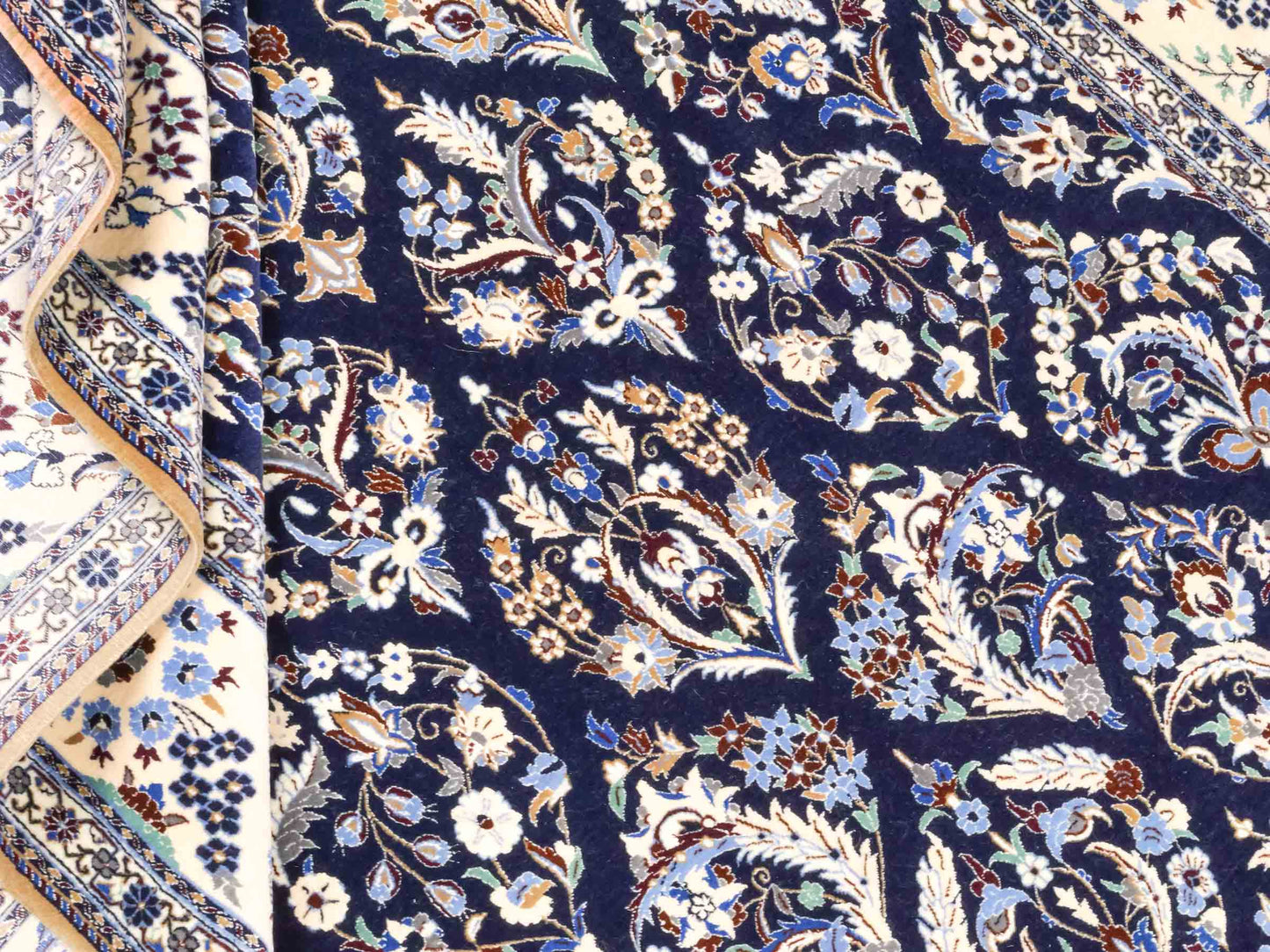 Handgeknüpfter Nain 6La Perserteppich von Khademi aus Wolle mit Seide, navy-blau-weiß. Persischer Orientteppich mit Allover-Motiv. Von Hand geknüpft in Iran / Persien. Größe: 254 cm x 160 cm. Teppichnummer: SB3-1076 | Jupiter Intl.