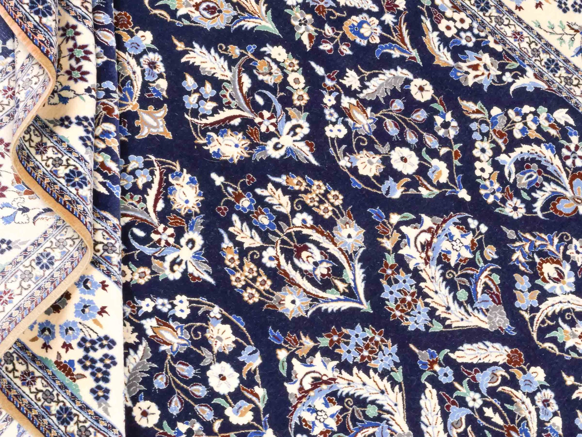 Handgeknüpfter Nain 6La Perserteppich von Khademi aus Wolle mit Seide, navy-blau-weiß. Persischer Orientteppich mit Allover-Motiv. Von Hand geknüpft in Iran / Persien. Größe: 254 cm x 160 cm. Teppichnummer: SB3-1076 | Jupiter Intl.