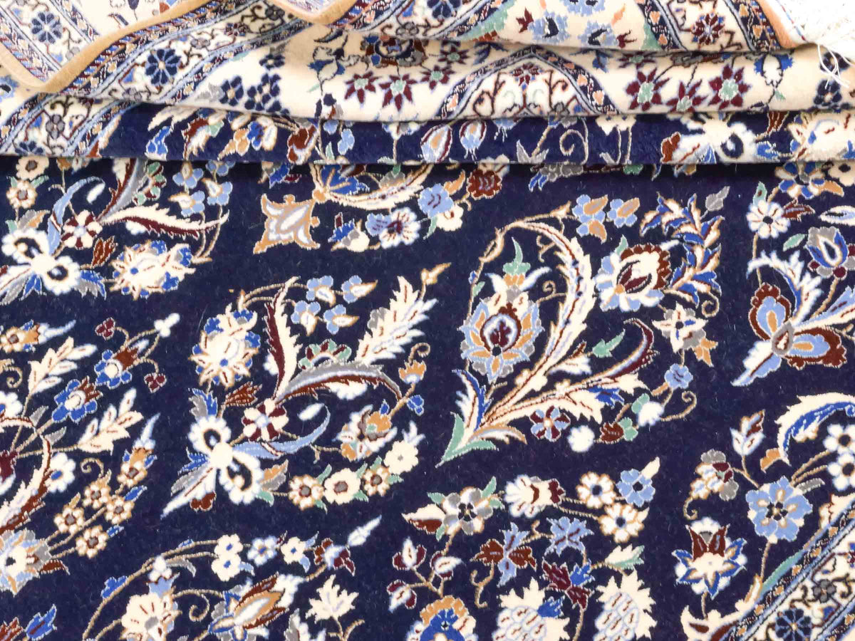 Handgeknüpfter Nain 6La Perserteppich von Khademi aus Wolle mit Seide, navy-blau-weiß. Persischer Orientteppich mit Allover-Motiv. Von Hand geknüpft in Iran / Persien. Größe: 254 cm x 160 cm. Teppichnummer: SB3-1076 | Jupiter Intl.