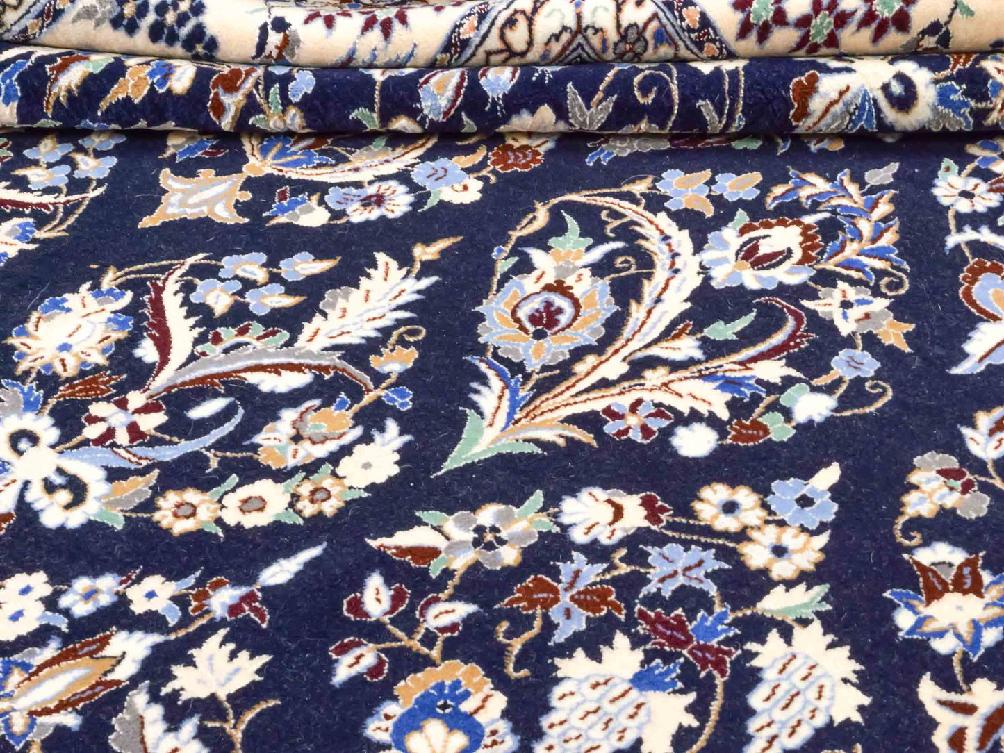 Handgeknüpfter Nain 6La Perserteppich von Khademi aus Wolle mit Seide, navy-blau-weiß. Persischer Orientteppich mit Allover-Motiv. Von Hand geknüpft in Iran / Persien. Größe: 254 cm x 160 cm. Teppichnummer: SB3-1076 | Jupiter Intl.