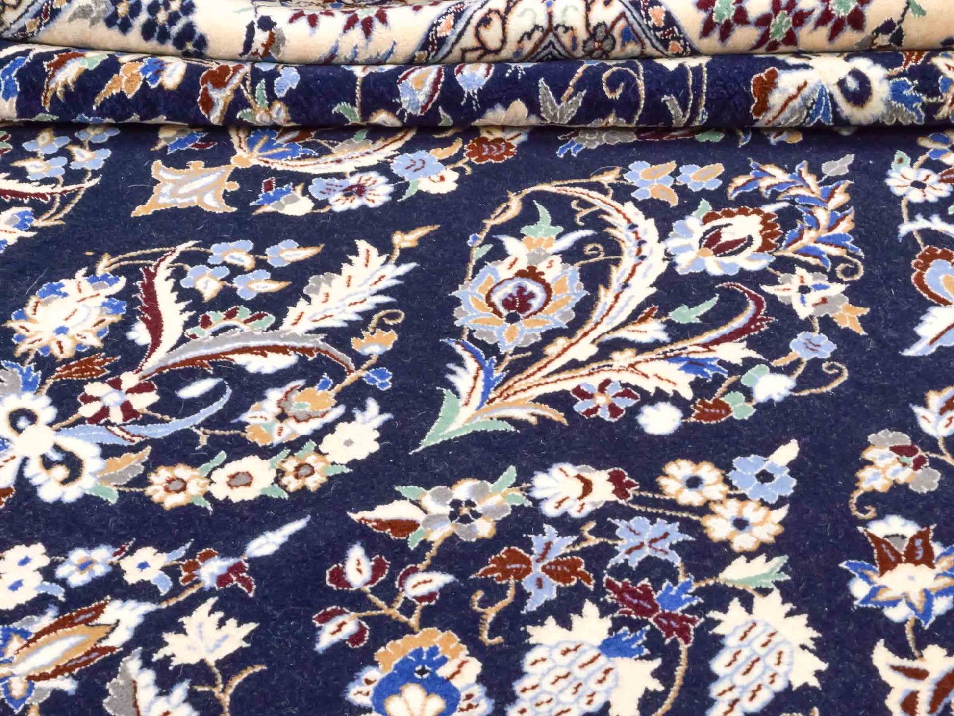 Handgeknüpfter Nain 6La Perserteppich von Khademi aus Wolle mit Seide, navy-blau-weiß. Persischer Orientteppich mit Allover-Motiv. Von Hand geknüpft in Iran / Persien. Größe: 254 cm x 160 cm. Teppichnummer: SB3-1076 | Jupiter Intl.