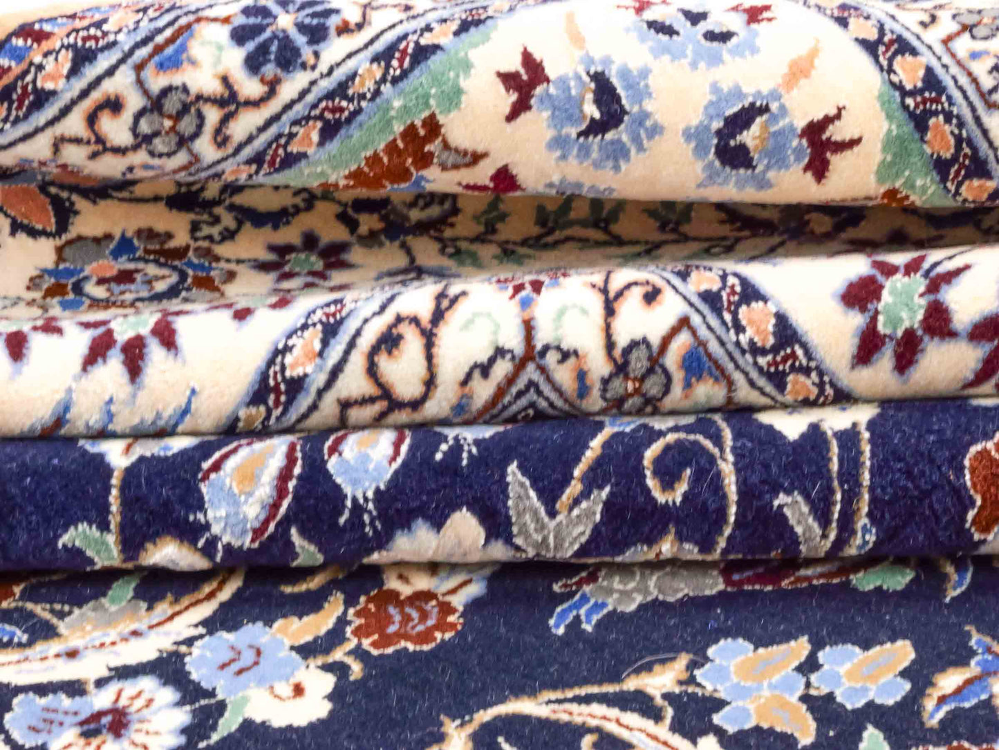 Handgeknüpfter Nain 6La Perserteppich von Khademi aus Wolle mit Seide, navy-blau-weiß. Persischer Orientteppich mit Allover-Motiv. Von Hand geknüpft in Iran / Persien. Größe: 254 cm x 160 cm. Teppichnummer: SB3-1076 | Jupiter Intl.