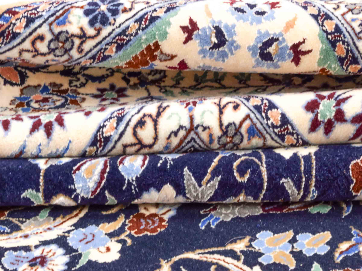 Handgeknüpfter Nain 6La Perserteppich von Khademi aus Wolle mit Seide, navy-blau-weiß. Persischer Orientteppich mit Allover-Motiv. Von Hand geknüpft in Iran / Persien. Größe: 254 cm x 160 cm. Teppichnummer: SB3-1076 | Jupiter Intl.