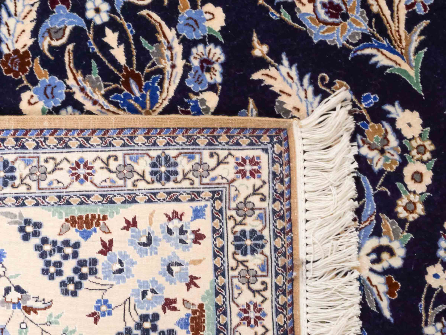 Handgeknüpfter Nain 6La Perserteppich von Khademi aus Wolle mit Seide, navy-blau-weiß. Persischer Orientteppich mit Allover-Motiv. Von Hand geknüpft in Iran / Persien. Größe: 254 cm x 160 cm. Teppichnummer: SB3-1076 | Jupiter Intl.