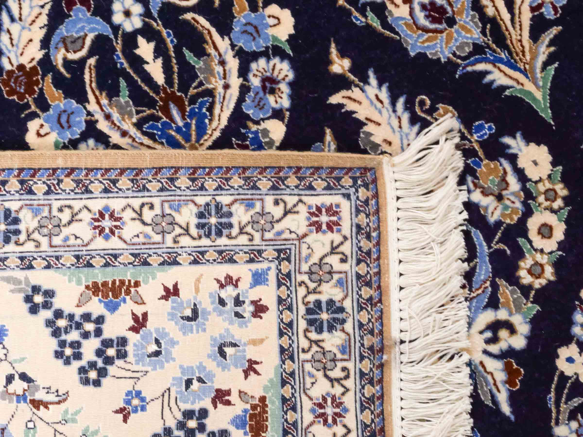 Handgeknüpfter Nain 6La Perserteppich von Khademi aus Wolle mit Seide, navy-blau-weiß. Persischer Orientteppich mit Allover-Motiv. Von Hand geknüpft in Iran / Persien. Größe: 254 cm x 160 cm. Teppichnummer: SB3-1076 | Jupiter Intl.
