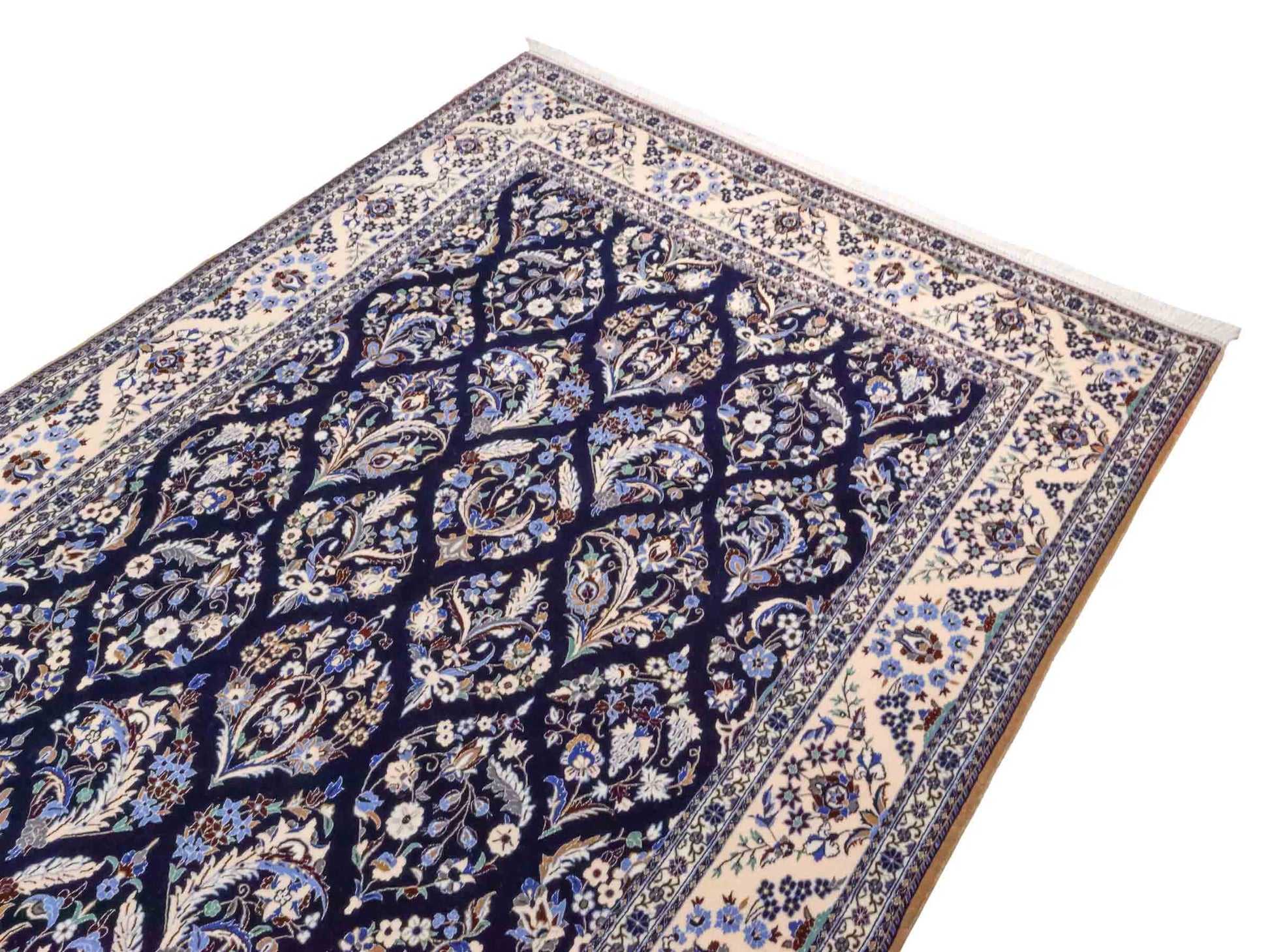 Handgeknüpfter Nain 6La Perserteppich von Khademi aus Wolle mit Seide, navy-blau-weiß. Persischer Orientteppich mit Allover-Motiv. Von Hand geknüpft in Iran / Persien. Größe: 254 cm x 160 cm. Teppichnummer: SB3-1076 | Jupiter Intl.