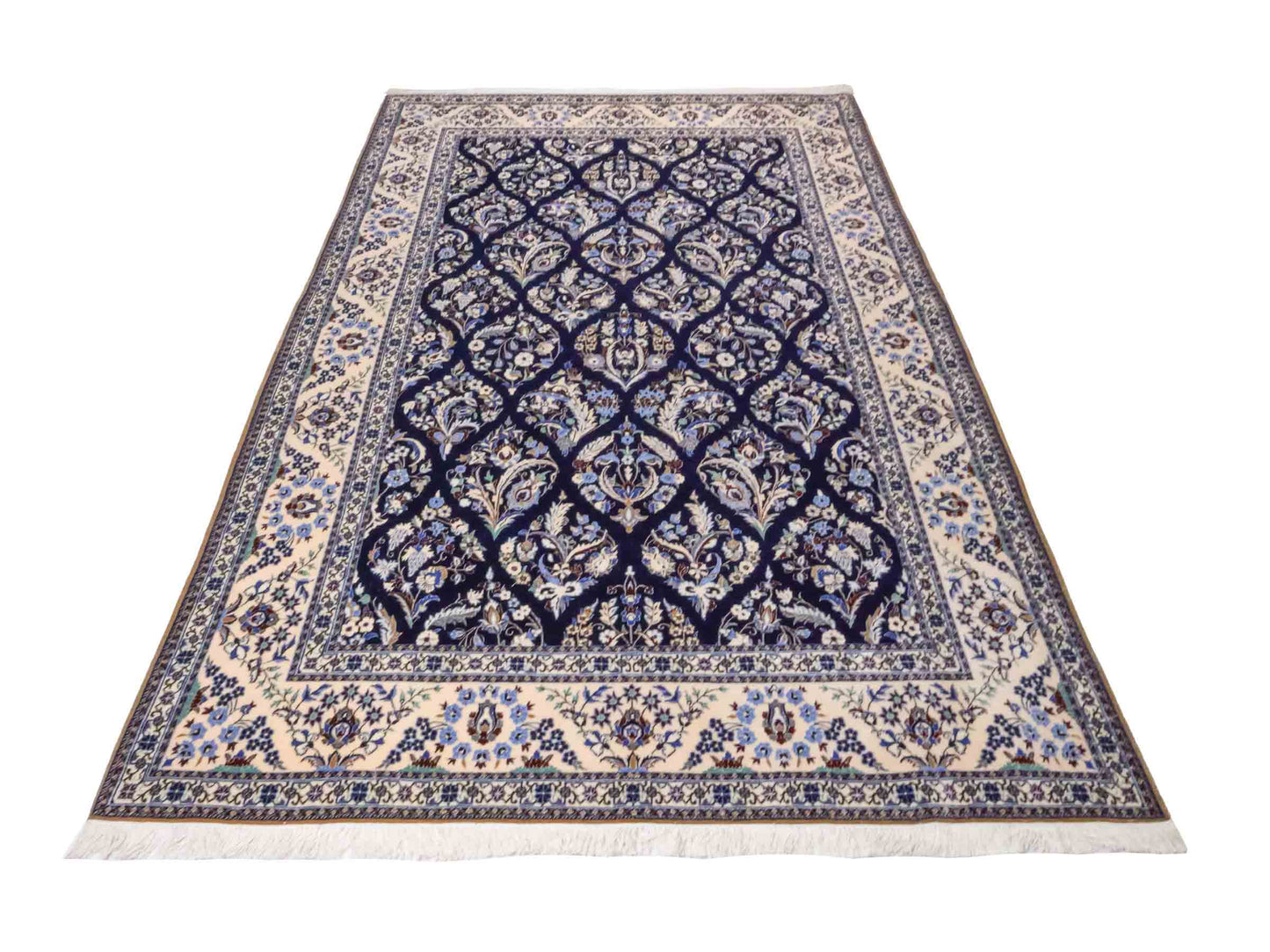 Handgeknüpfter Nain 6La Perserteppich von Khademi aus Wolle mit Seide, navy-blau-weiß. Persischer Orientteppich mit Allover-Motiv. Von Hand geknüpft in Iran / Persien. Größe: 254 cm x 160 cm. Teppichnummer: SB3-1076 | Jupiter Intl.