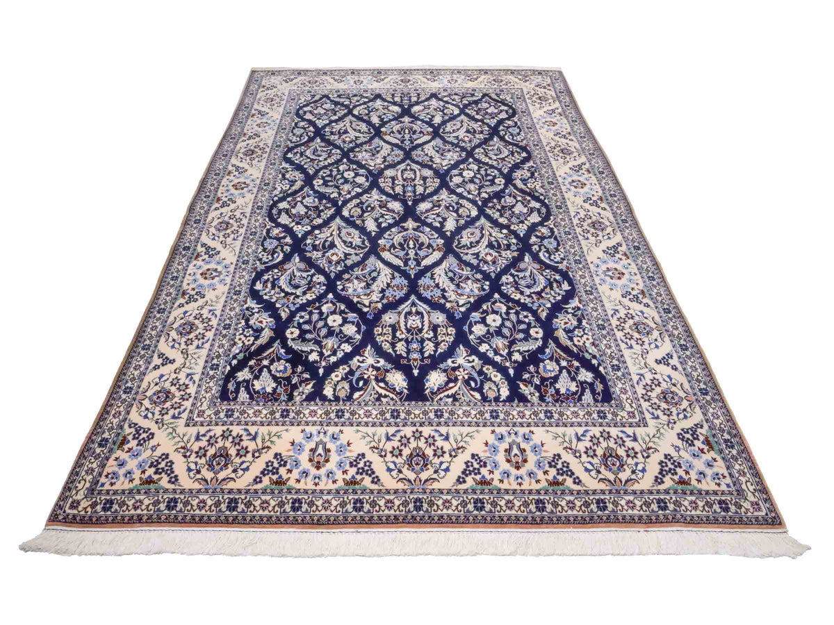 Handgeknüpfter Nain 6La Perserteppich von Khademi aus Wolle mit Seide, navy-blau-weiß. Persischer Orientteppich mit Allover-Motiv. Von Hand geknüpft in Iran / Persien. Größe: 254 cm x 160 cm. Teppichnummer: SB3-1076 | Jupiter Intl.