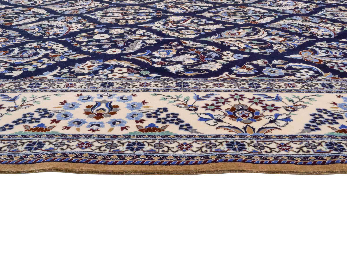 Handgeknüpfter Nain 6La Perserteppich von Khademi aus Wolle mit Seide, navy-blau-weiß. Persischer Orientteppich mit Allover-Motiv. Von Hand geknüpft in Iran / Persien. Größe: 254 cm x 160 cm. Teppichnummer: SB3-1076 | Jupiter Intl.