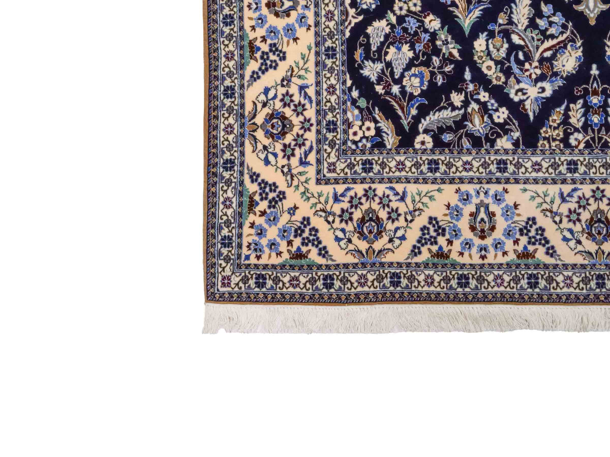 Handgeknüpfter Nain 6La Perserteppich von Khademi aus Wolle mit Seide, navy-blau-weiß. Persischer Orientteppich mit Allover-Motiv. Von Hand geknüpft in Iran / Persien. Größe: 254 cm x 160 cm. Teppichnummer: SB3-1076 | Jupiter Intl.