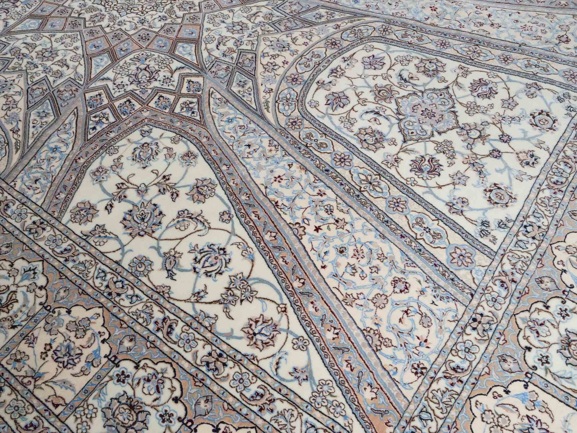 Handgeknüpfter Nain 6La Perserteppich von Khademi aus Wolle mit Seide, elfenbein-weiß. Persischer Orientteppich mit Medaillon. Von Hand geknüpft in Iran / Persien. Größe: 321 cm x 213 cm. Teppichnummer: SB3-1171 | Jupiter Intl.