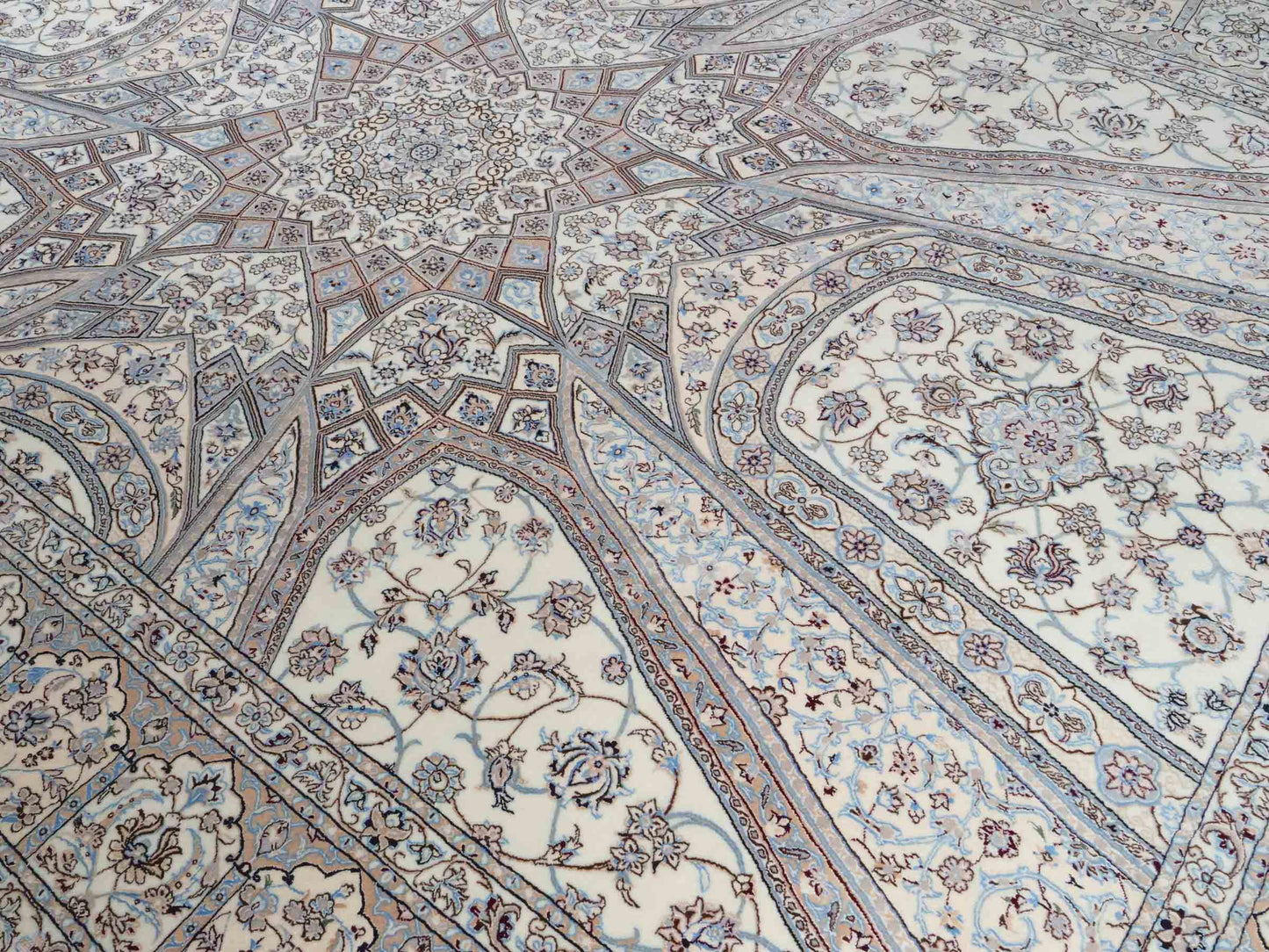 Handgeknüpfter Nain 6La Perserteppich von Khademi aus Wolle mit Seide, elfenbein-weiß. Persischer Orientteppich mit Medaillon. Von Hand geknüpft in Iran / Persien. Größe: 321 cm x 213 cm. Teppichnummer: SB3-1171 | Jupiter Intl.
