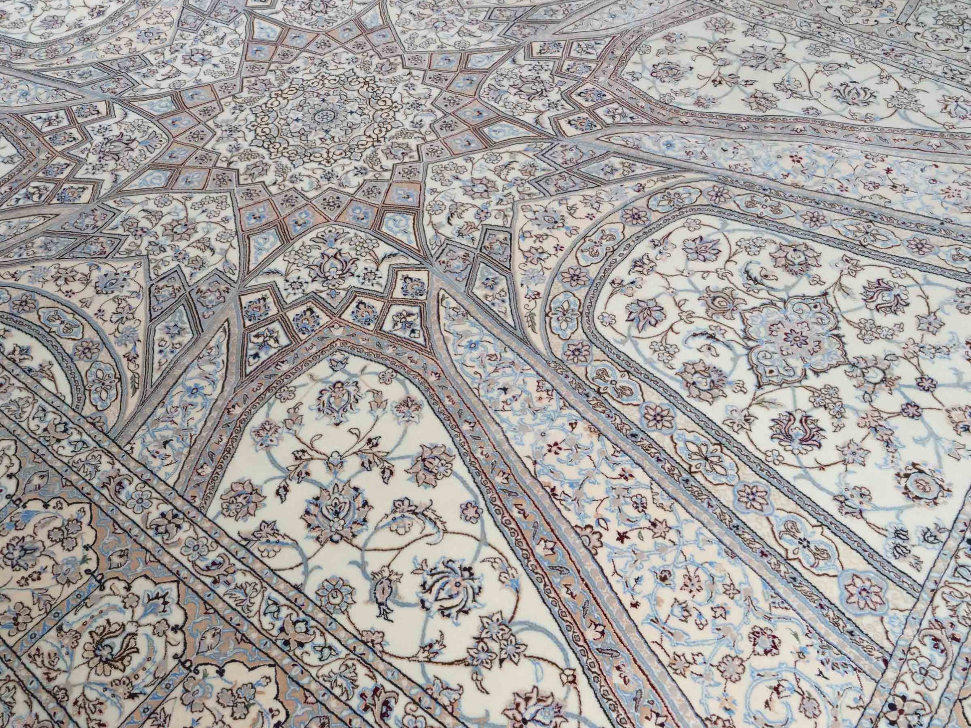 Handgeknüpfter Nain 6La Perserteppich von Khademi aus Wolle mit Seide, elfenbein-weiß. Persischer Orientteppich mit Medaillon. Von Hand geknüpft in Iran / Persien. Größe: 321 cm x 213 cm. Teppichnummer: SB3-1171 | Jupiter Intl.