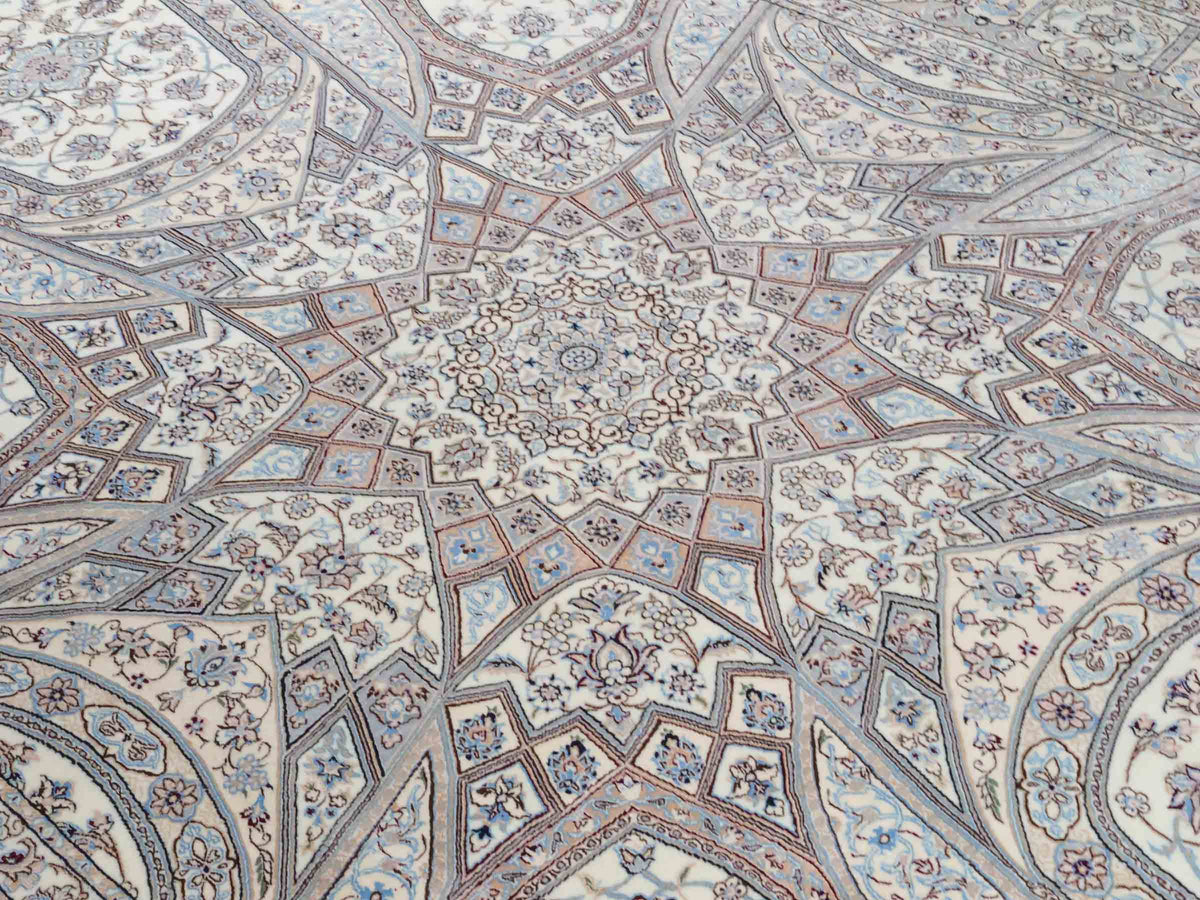 Handgeknüpfter Nain 6La Perserteppich von Khademi aus Wolle mit Seide, elfenbein-weiß. Persischer Orientteppich mit Medaillon. Von Hand geknüpft in Iran / Persien. Größe: 321 cm x 213 cm. Teppichnummer: SB3-1171 | Jupiter Intl.