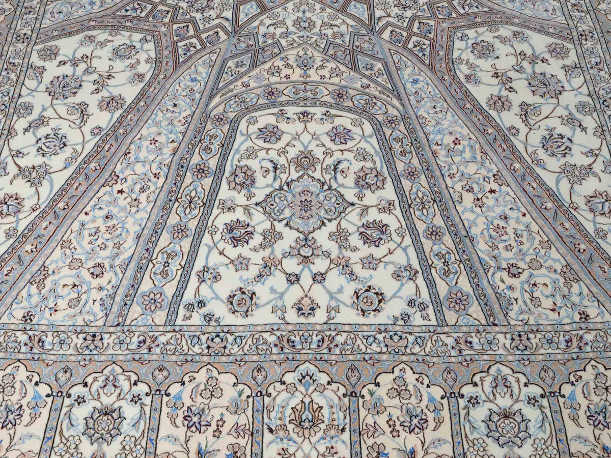 Handgeknüpfter Nain 6La Perserteppich von Khademi aus Wolle mit Seide, elfenbein-weiß. Persischer Orientteppich mit Medaillon. Von Hand geknüpft in Iran / Persien. Größe: 321 cm x 213 cm. Teppichnummer: SB3-1171 | Jupiter Intl.