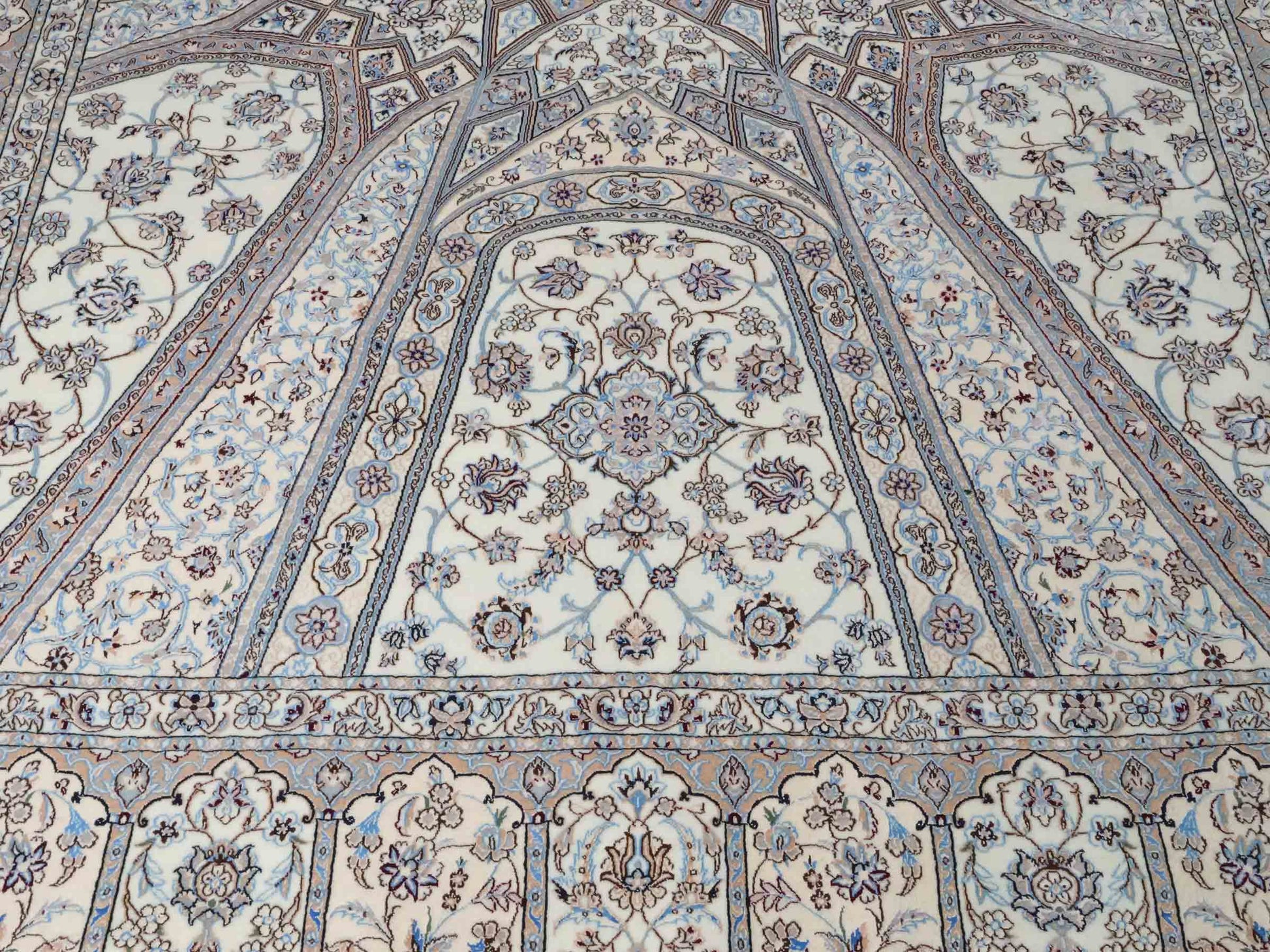 Handgeknüpfter Nain 6La Perserteppich von Khademi aus Wolle mit Seide, elfenbein-weiß. Persischer Orientteppich mit Medaillon. Von Hand geknüpft in Iran / Persien. Größe: 321 cm x 213 cm. Teppichnummer: SB3-1171 | Jupiter Intl.