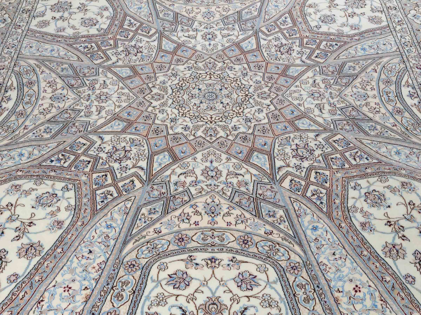 Handgeknüpfter Nain 6La Perserteppich von Khademi aus Wolle mit Seide, elfenbein-weiß. Persischer Orientteppich mit Medaillon. Von Hand geknüpft in Iran / Persien. Größe: 321 cm x 213 cm. Teppichnummer: SB3-1171 | Jupiter Intl.