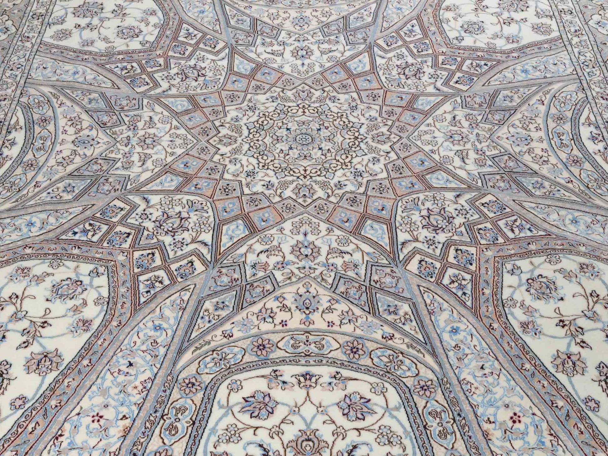 Handgeknüpfter Nain 6La Perserteppich von Khademi aus Wolle mit Seide, elfenbein-weiß. Persischer Orientteppich mit Medaillon. Von Hand geknüpft in Iran / Persien. Größe: 321 cm x 213 cm. Teppichnummer: SB3-1171 | Jupiter Intl.