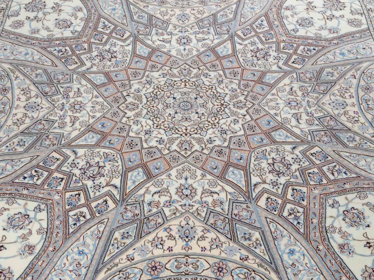 Handgeknüpfter Nain 6La Perserteppich von Khademi aus Wolle mit Seide, elfenbein-weiß. Persischer Orientteppich mit Medaillon. Von Hand geknüpft in Iran / Persien. Größe: 321 cm x 213 cm. Teppichnummer: SB3-1171 | Jupiter Intl.