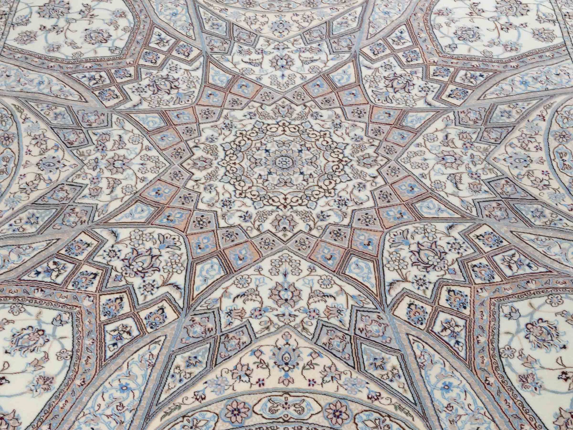 Handgeknüpfter Nain 6La Perserteppich von Khademi aus Wolle mit Seide, elfenbein-weiß. Persischer Orientteppich mit Medaillon. Von Hand geknüpft in Iran / Persien. Größe: 321 cm x 213 cm. Teppichnummer: SB3-1171 | Jupiter Intl.