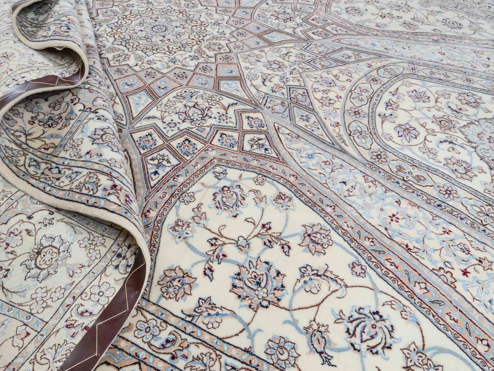 Handgeknüpfter Nain 6La Perserteppich von Khademi aus Wolle mit Seide, elfenbein-weiß. Persischer Orientteppich mit Medaillon. Von Hand geknüpft in Iran / Persien. Größe: 321 cm x 213 cm. Teppichnummer: SB3-1171 | Jupiter Intl.