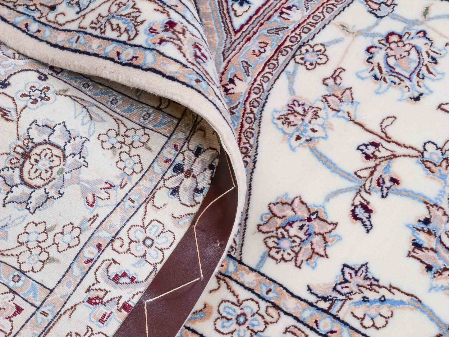 Handgeknüpfter Nain 6La Perserteppich von Khademi aus Wolle mit Seide, elfenbein-weiß. Persischer Orientteppich mit Medaillon. Von Hand geknüpft in Iran / Persien. Größe: 321 cm x 213 cm. Teppichnummer: SB3-1171 | Jupiter Intl.