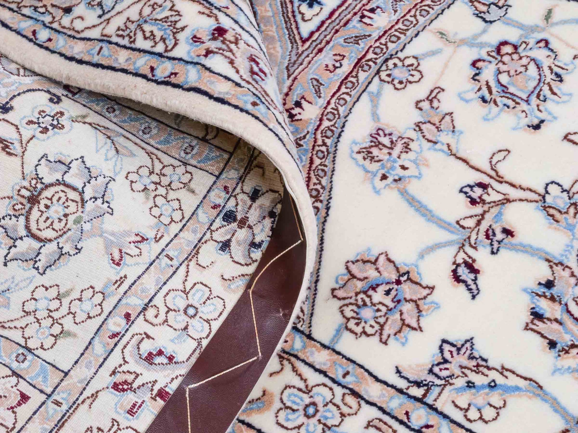 Handgeknüpfter Nain 6La Perserteppich von Khademi aus Wolle mit Seide, elfenbein-weiß. Persischer Orientteppich mit Medaillon. Von Hand geknüpft in Iran / Persien. Größe: 321 cm x 213 cm. Teppichnummer: SB3-1171 | Jupiter Intl.