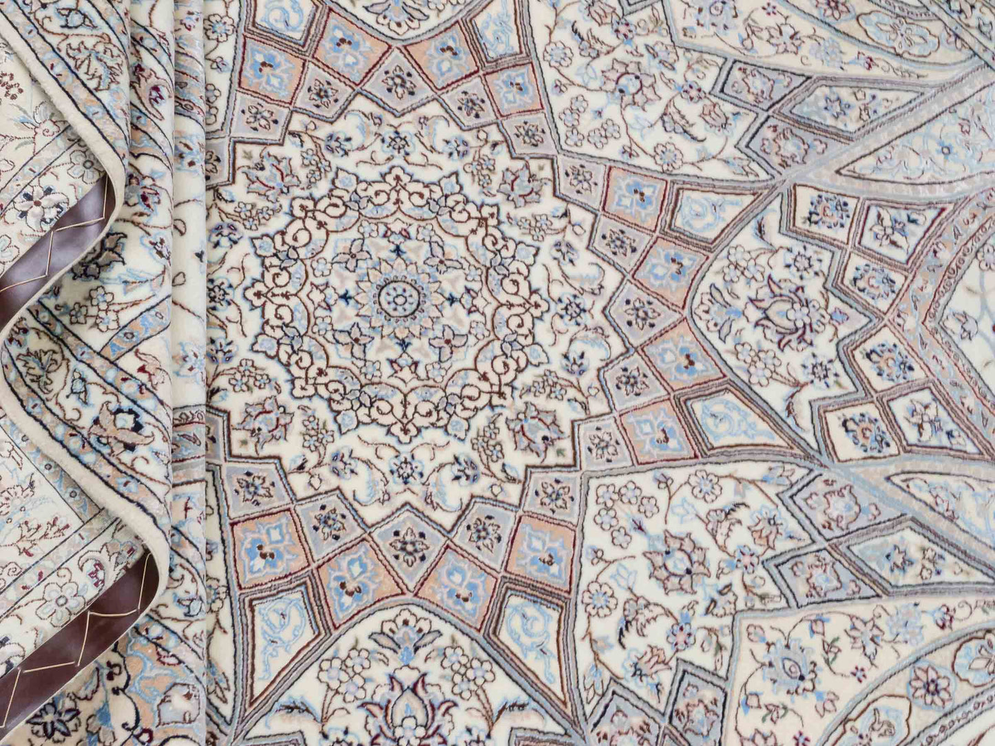 Handgeknüpfter Nain 6La Perserteppich von Khademi aus Wolle mit Seide, elfenbein-weiß. Persischer Orientteppich mit Medaillon. Von Hand geknüpft in Iran / Persien. Größe: 321 cm x 213 cm. Teppichnummer: SB3-1171 | Jupiter Intl.