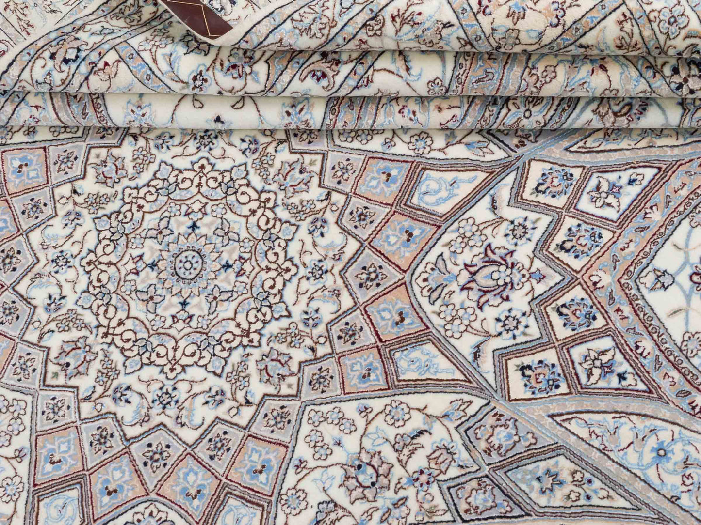 Handgeknüpfter Nain 6La Perserteppich von Khademi aus Wolle mit Seide, elfenbein-weiß. Persischer Orientteppich mit Medaillon. Von Hand geknüpft in Iran / Persien. Größe: 321 cm x 213 cm. Teppichnummer: SB3-1171 | Jupiter Intl.