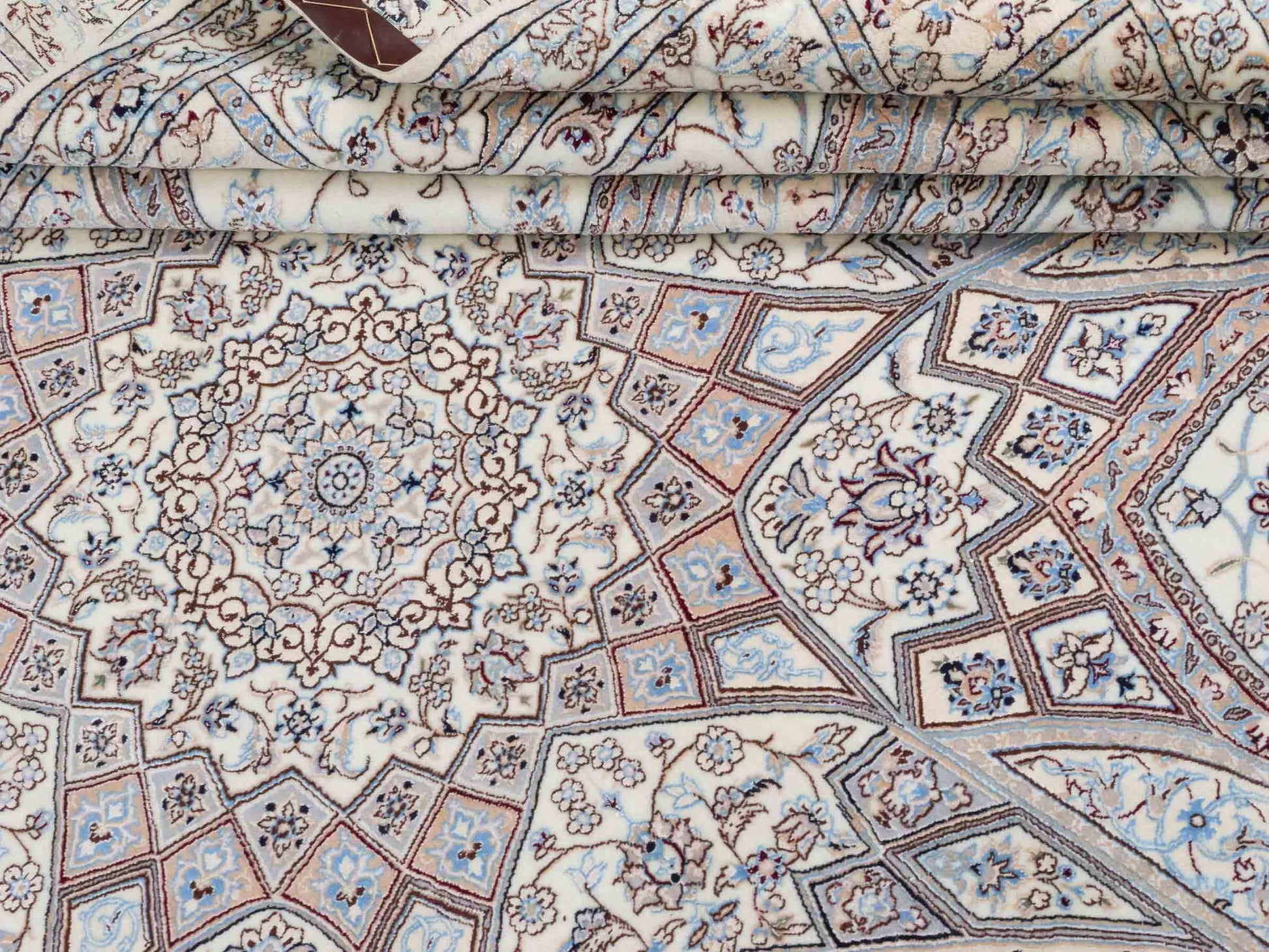 Handgeknüpfter Nain 6La Perserteppich von Khademi aus Wolle mit Seide, elfenbein-weiß. Persischer Orientteppich mit Medaillon. Von Hand geknüpft in Iran / Persien. Größe: 321 cm x 213 cm. Teppichnummer: SB3-1171 | Jupiter Intl.