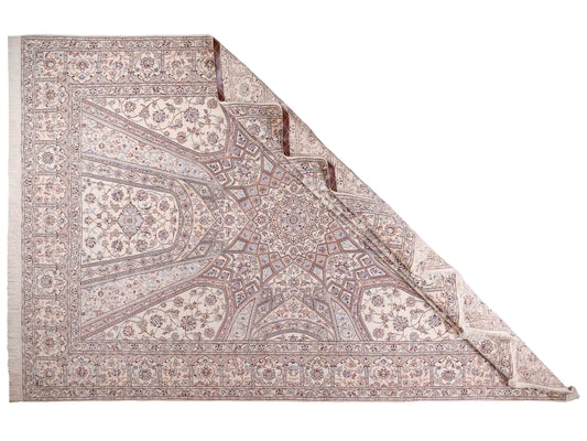 Handgeknüpfter Nain 6La Perserteppich von Khademi aus Wolle mit Seide, elfenbein-weiß. Persischer Orientteppich mit Medaillon. Von Hand geknüpft in Iran / Persien. Größe: 321 cm x 213 cm. Teppichnummer: SB3-1171 | Jupiter Intl.
