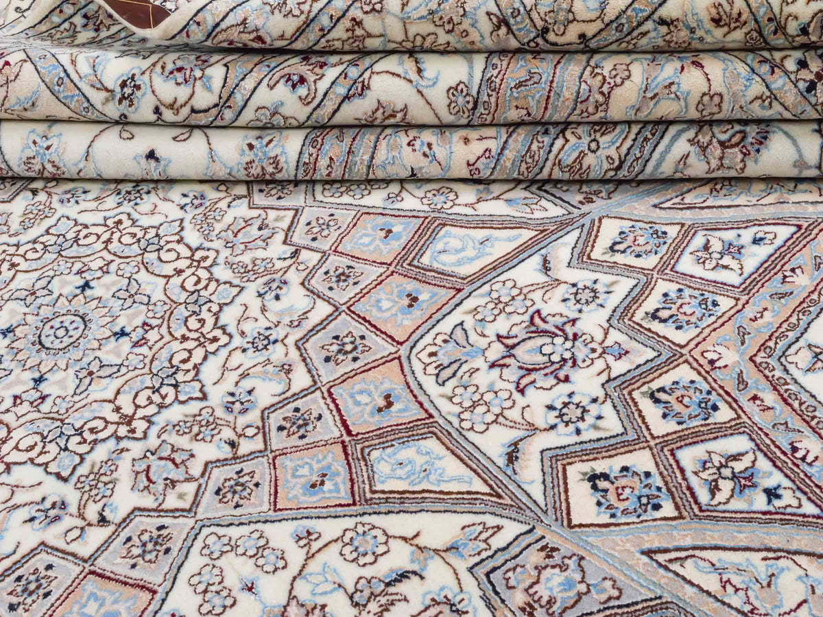 Handgeknüpfter Nain 6La Perserteppich von Khademi aus Wolle mit Seide, elfenbein-weiß. Persischer Orientteppich mit Medaillon. Von Hand geknüpft in Iran / Persien. Größe: 321 cm x 213 cm. Teppichnummer: SB3-1171 | Jupiter Intl.