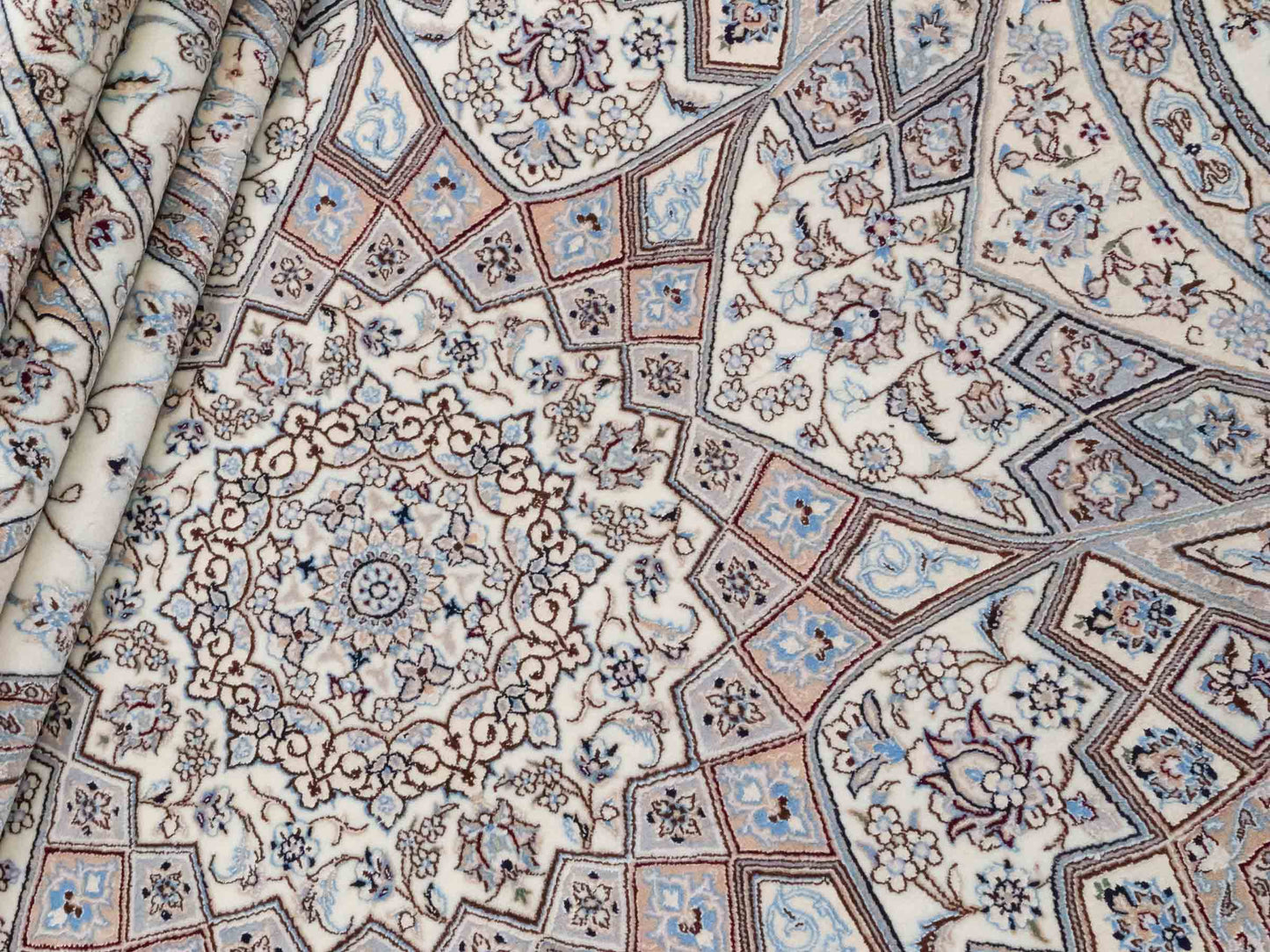 Handgeknüpfter Nain 6La Perserteppich von Khademi aus Wolle mit Seide, elfenbein-weiß. Persischer Orientteppich mit Medaillon. Von Hand geknüpft in Iran / Persien. Größe: 321 cm x 213 cm. Teppichnummer: SB3-1171 | Jupiter Intl.