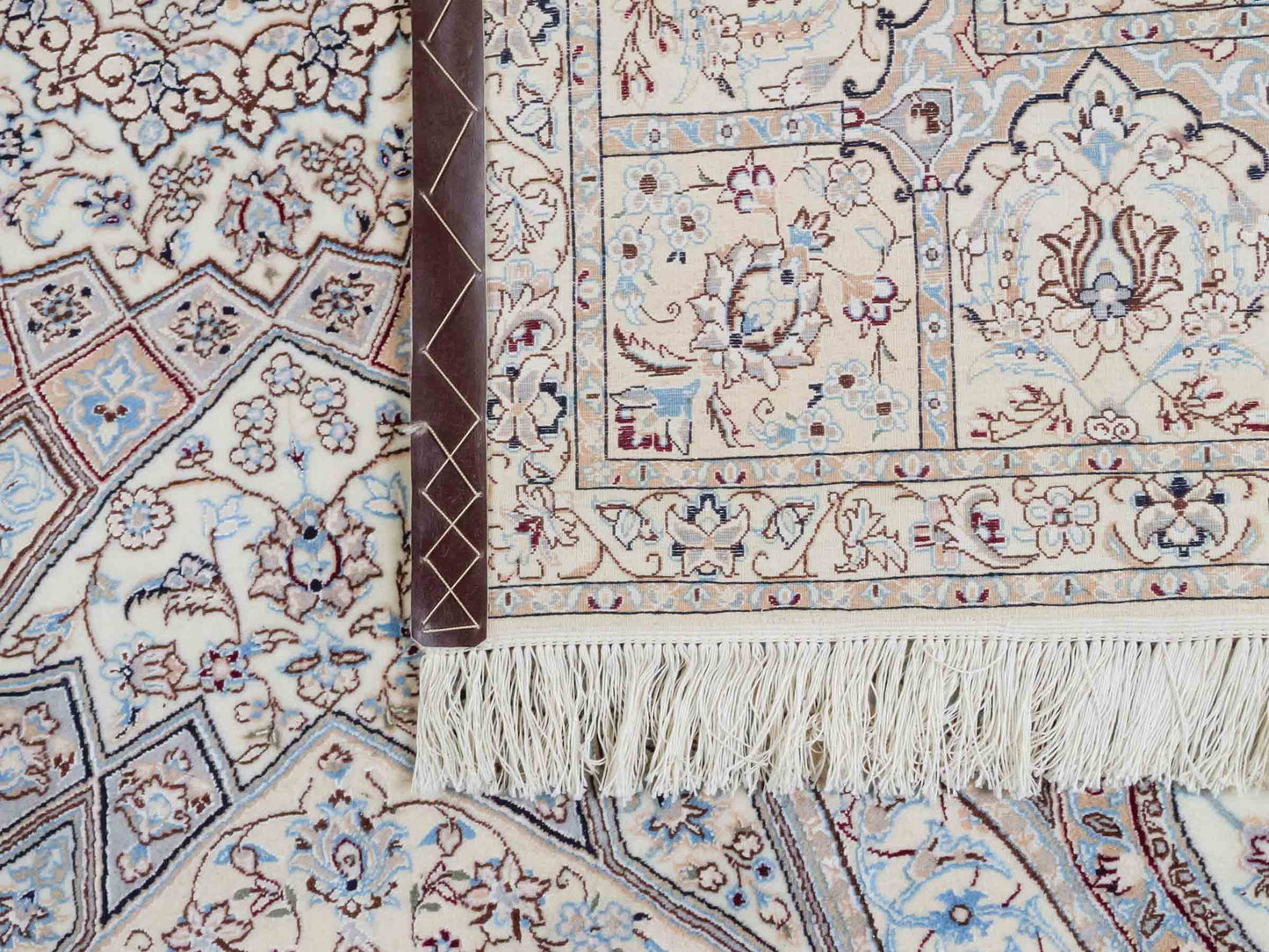 Handgeknüpfter Nain 6La Perserteppich von Khademi aus Wolle mit Seide, elfenbein-weiß. Persischer Orientteppich mit Medaillon. Von Hand geknüpft in Iran / Persien. Größe: 321 cm x 213 cm. Teppichnummer: SB3-1171 | Jupiter Intl.