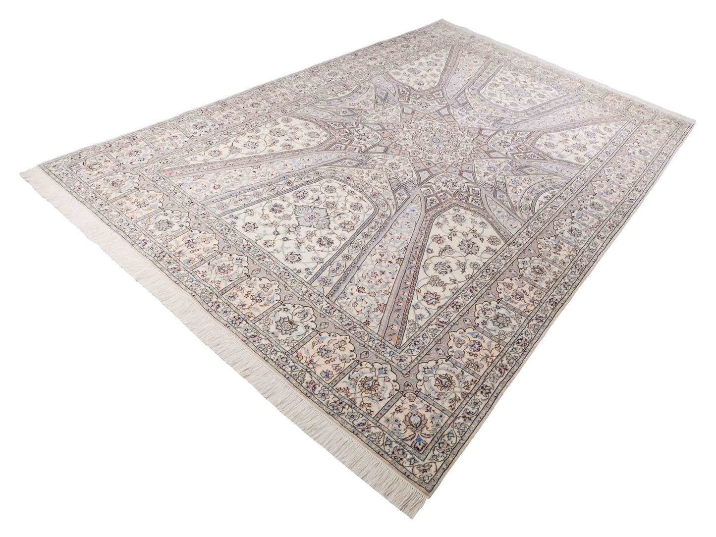 Handgeknüpfter Nain 6La Perserteppich von Khademi aus Wolle mit Seide, elfenbein-weiß. Persischer Orientteppich mit Medaillon. Von Hand geknüpft in Iran / Persien. Größe: 321 cm x 213 cm. Teppichnummer: SB3-1171 | Jupiter Intl.