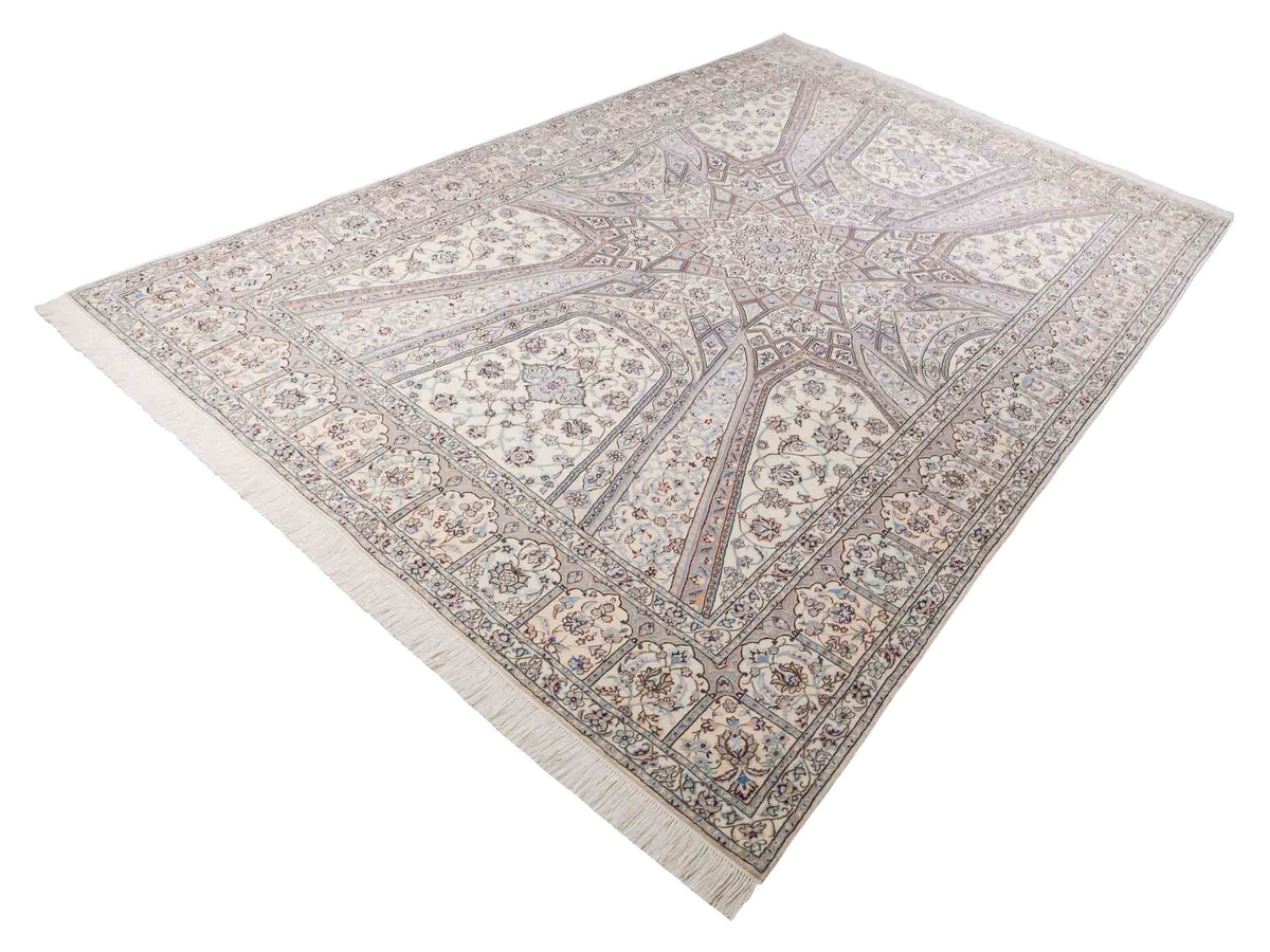 Handgeknüpfter Nain 6La Perserteppich von Khademi aus Wolle mit Seide, elfenbein-weiß. Persischer Orientteppich mit Medaillon. Von Hand geknüpft in Iran / Persien. Größe: 321 cm x 213 cm. Teppichnummer: SB3-1171 | Jupiter Intl.