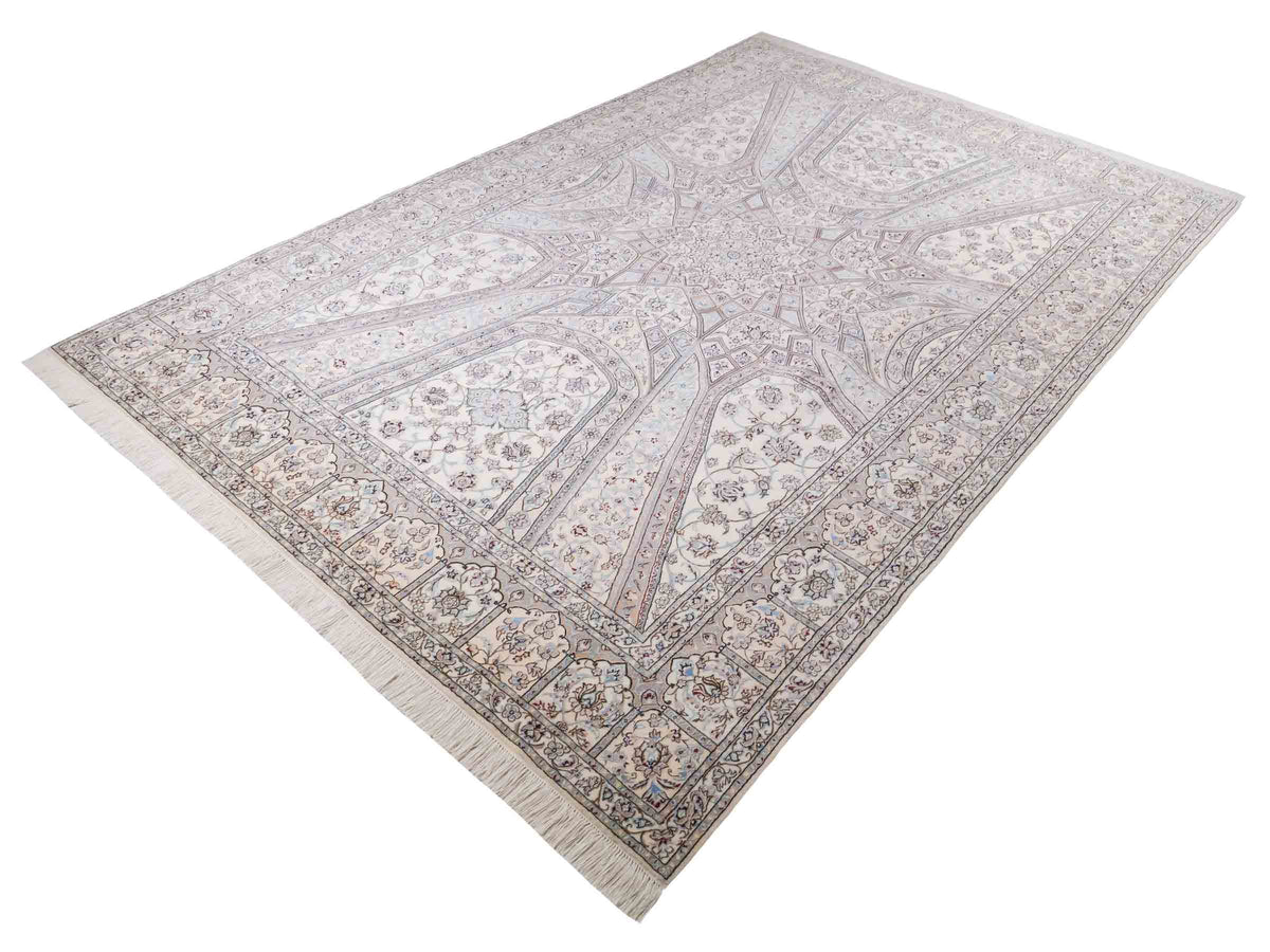 Handgeknüpfter Nain 6La Perserteppich von Khademi aus Wolle mit Seide, elfenbein-weiß. Persischer Orientteppich mit Medaillon. Von Hand geknüpft in Iran / Persien. Größe: 321 cm x 213 cm. Teppichnummer: SB3-1171 | Jupiter Intl.