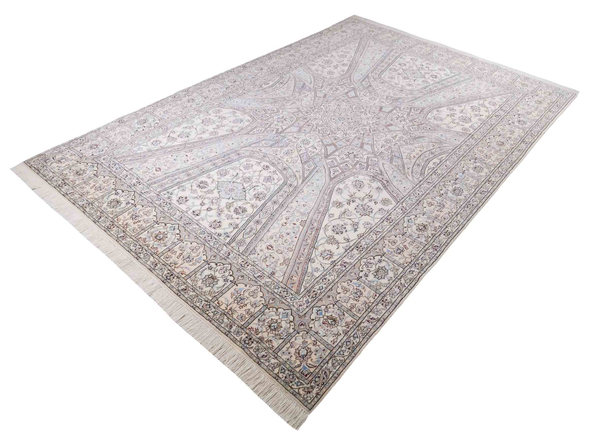 Handgeknüpfter Nain 6La Perserteppich von Khademi aus Wolle mit Seide, elfenbein-weiß. Persischer Orientteppich mit Medaillon. Von Hand geknüpft in Iran / Persien. Größe: 321 cm x 213 cm. Teppichnummer: SB3-1171 | Jupiter Intl.