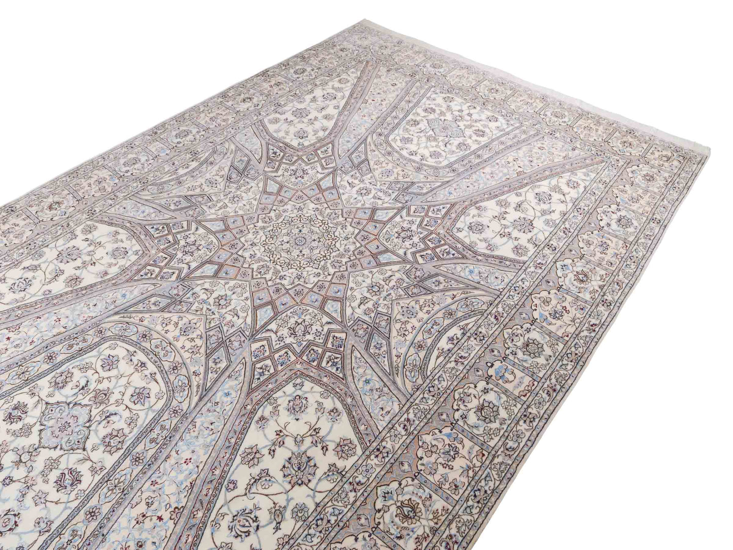 Handgeknüpfter Nain 6La Perserteppich von Khademi aus Wolle mit Seide, elfenbein-weiß. Persischer Orientteppich mit Medaillon. Von Hand geknüpft in Iran / Persien. Größe: 321 cm x 213 cm. Teppichnummer: SB3-1171 | Jupiter Intl.