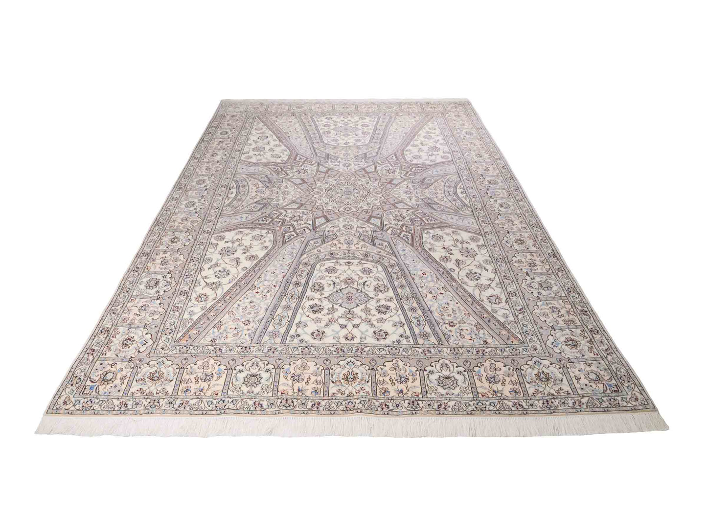 Handgeknüpfter Nain 6La Perserteppich von Khademi aus Wolle mit Seide, elfenbein-weiß. Persischer Orientteppich mit Medaillon. Von Hand geknüpft in Iran / Persien. Größe: 321 cm x 213 cm. Teppichnummer: SB3-1171 | Jupiter Intl.
