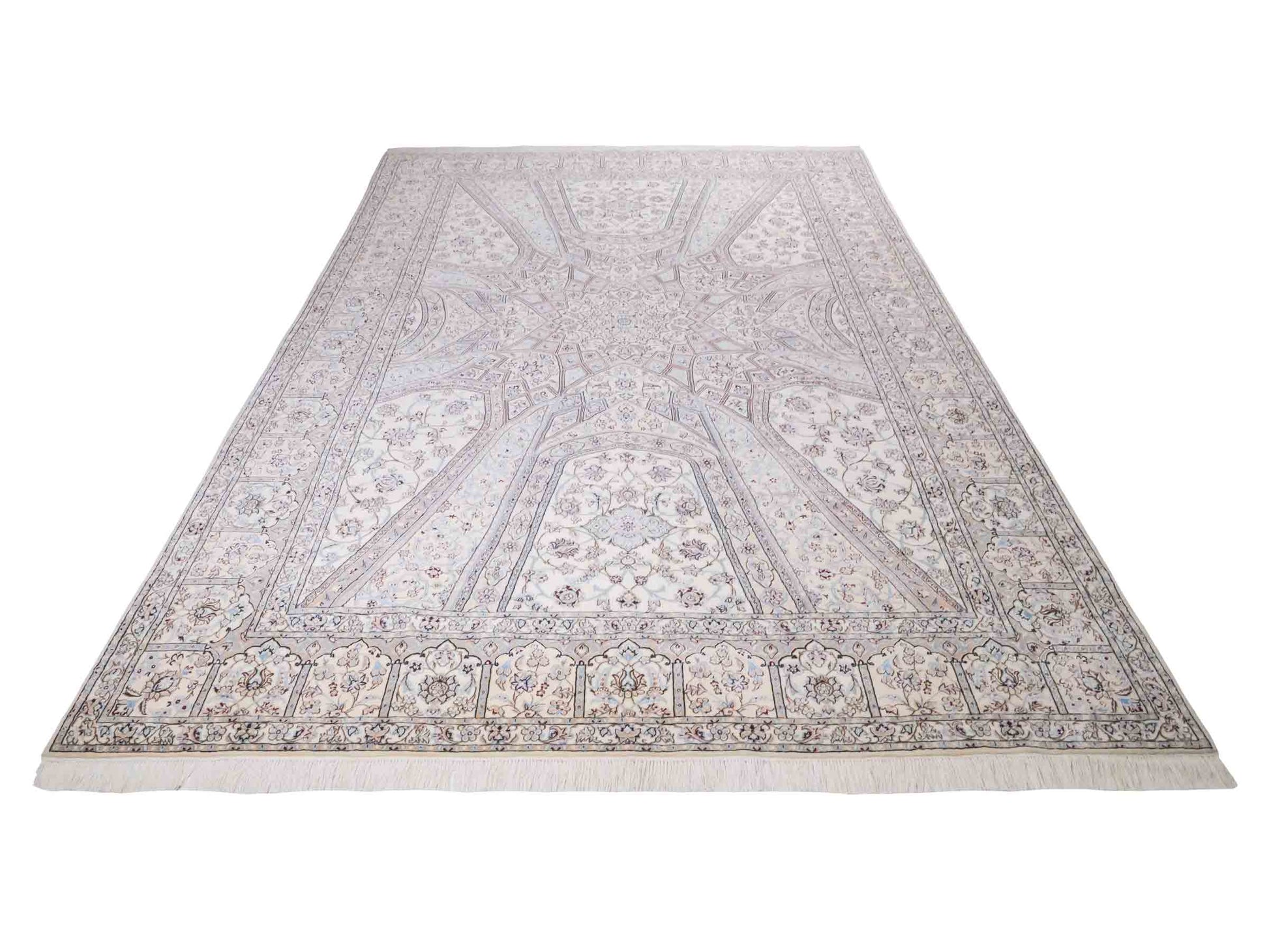 Handgeknüpfter Nain 6La Perserteppich von Khademi aus Wolle mit Seide, elfenbein-weiß. Persischer Orientteppich mit Medaillon. Von Hand geknüpft in Iran / Persien. Größe: 321 cm x 213 cm. Teppichnummer: SB3-1171 | Jupiter Intl.
