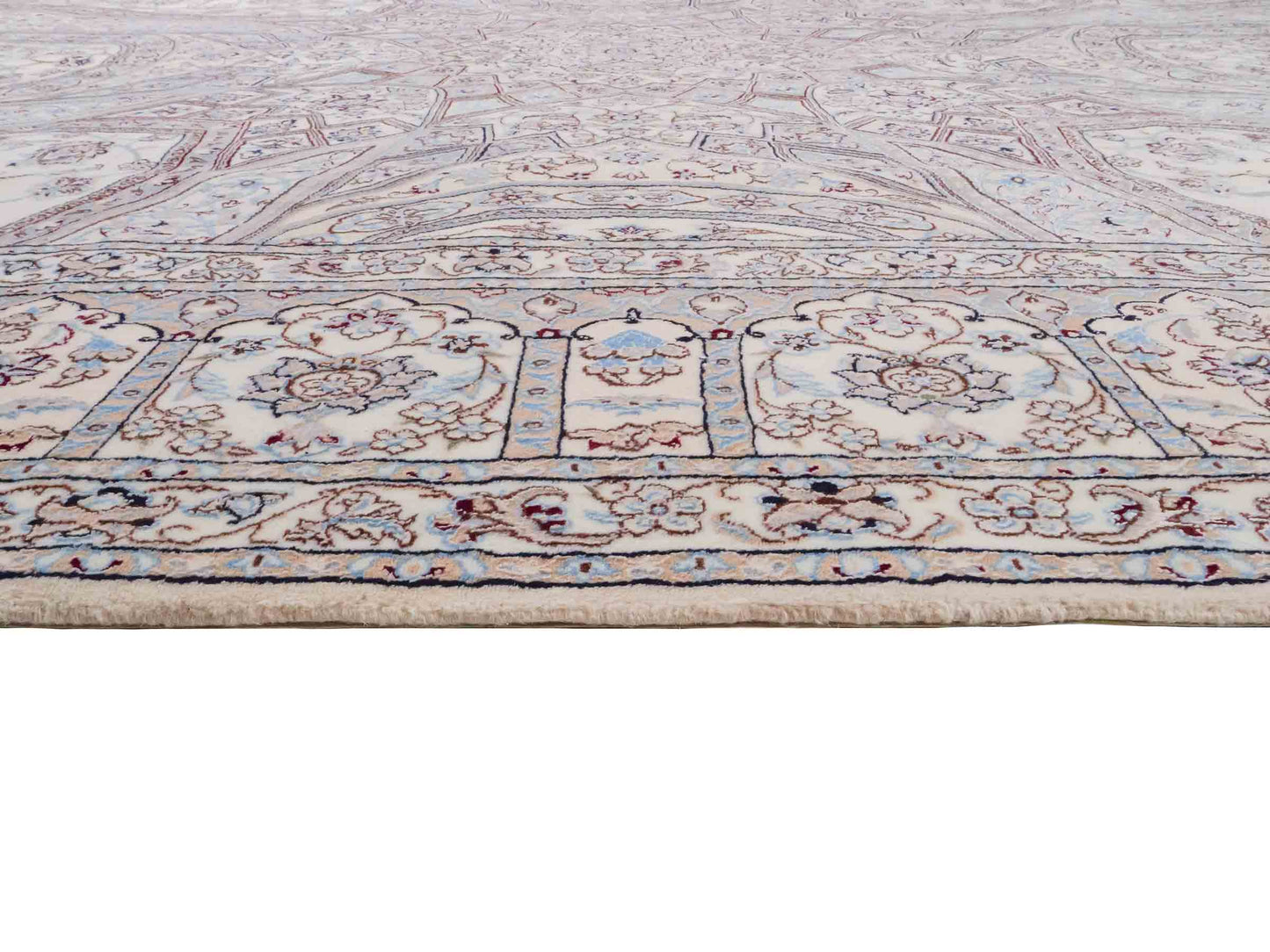 Handgeknüpfter Nain 6La Perserteppich von Khademi aus Wolle mit Seide, elfenbein-weiß. Persischer Orientteppich mit Medaillon. Von Hand geknüpft in Iran / Persien. Größe: 321 cm x 213 cm. Teppichnummer: SB3-1171 | Jupiter Intl.