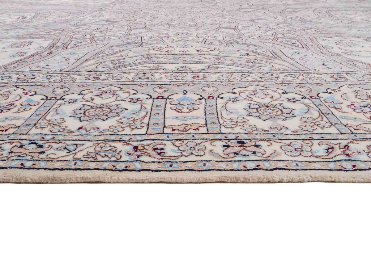 Handgeknüpfter Nain 6La Perserteppich von Khademi aus Wolle mit Seide, elfenbein-weiß. Persischer Orientteppich mit Medaillon. Von Hand geknüpft in Iran / Persien. Größe: 321 cm x 213 cm. Teppichnummer: SB3-1171 | Jupiter Intl.