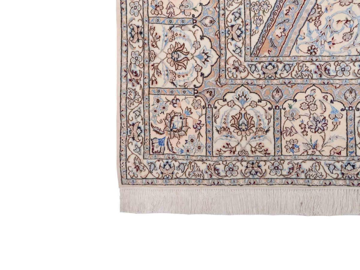 Handgeknüpfter Nain 6La Perserteppich von Khademi aus Wolle mit Seide, elfenbein-weiß. Persischer Orientteppich mit Medaillon. Von Hand geknüpft in Iran / Persien. Größe: 321 cm x 213 cm. Teppichnummer: SB3-1171 | Jupiter Intl.